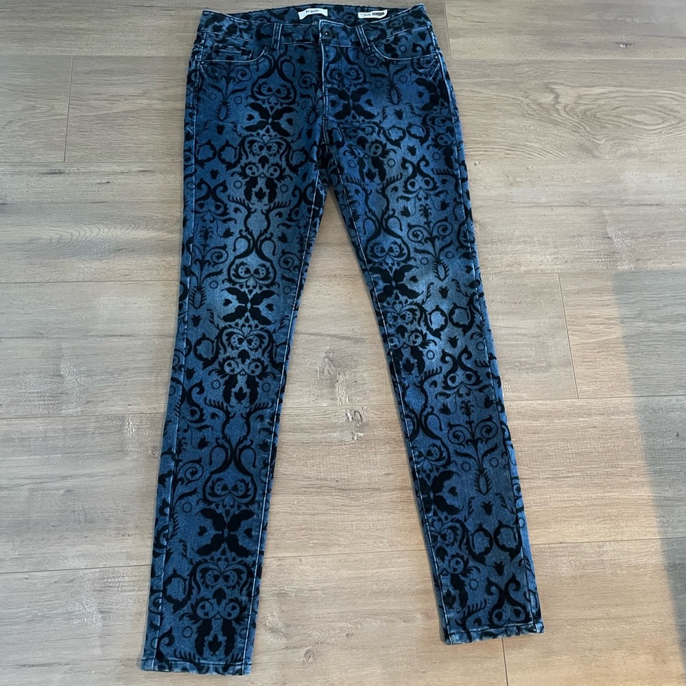 Kensie skinny jeans. Size 27. Baroque velvet pattern front and back.